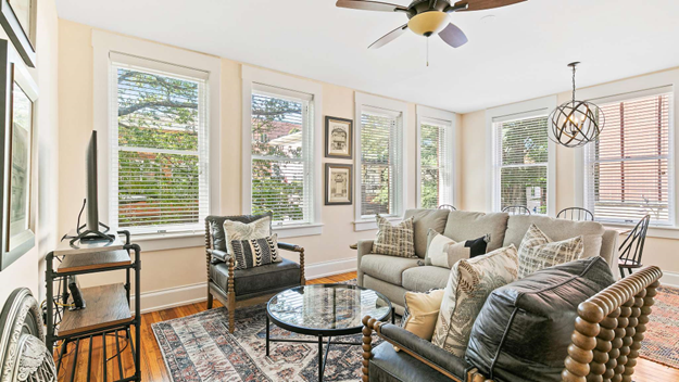 Image of well decorated living room space 